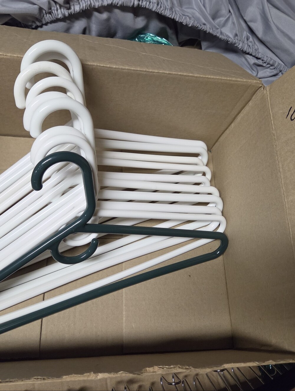 Heavy Duty Plastic Coat Hangers -10 Pack